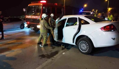 Kadıköy’de Otomobil Direğe Çarptı: 3 Yaralı
