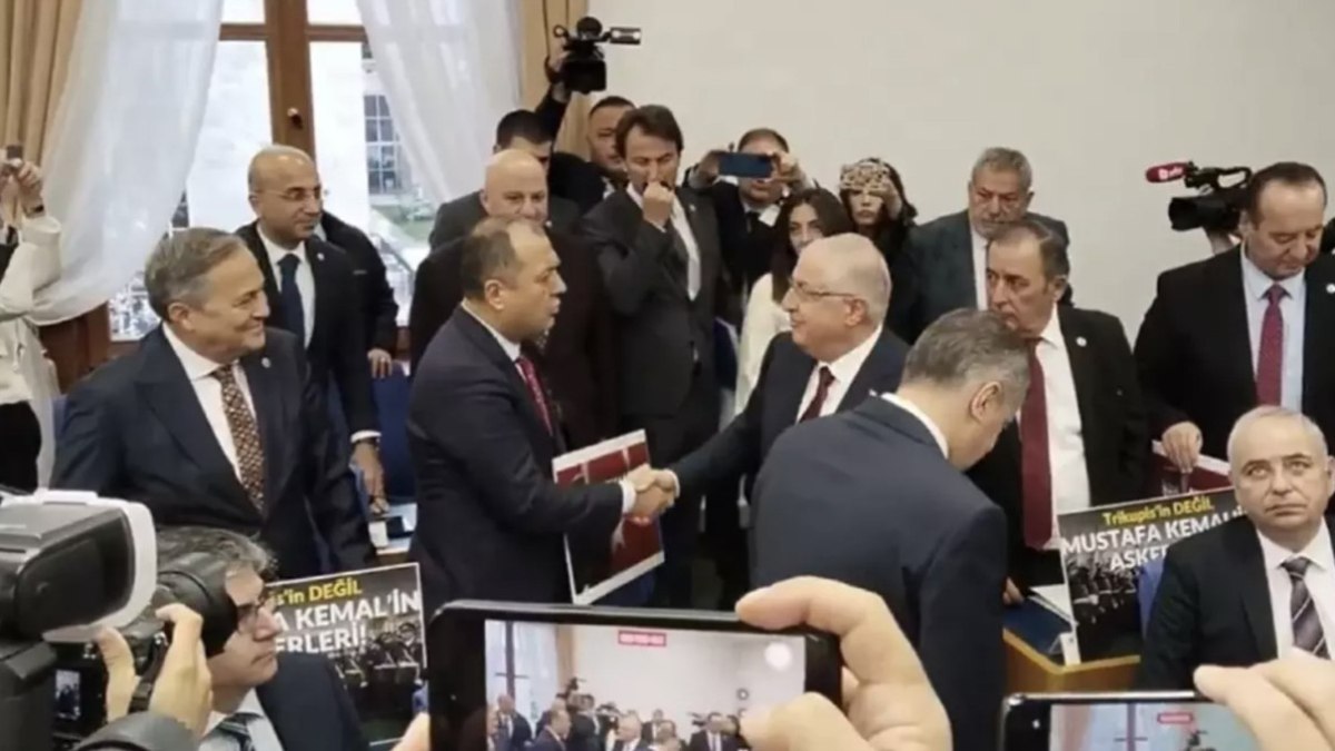 Bakan Yaşar Güler’e CHP’li vekillerden ‘teğmen’ protestosu
