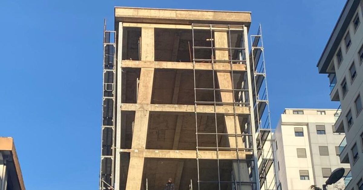 Kadıköy’deki bina kolonlarıyla dikkat çekiyor