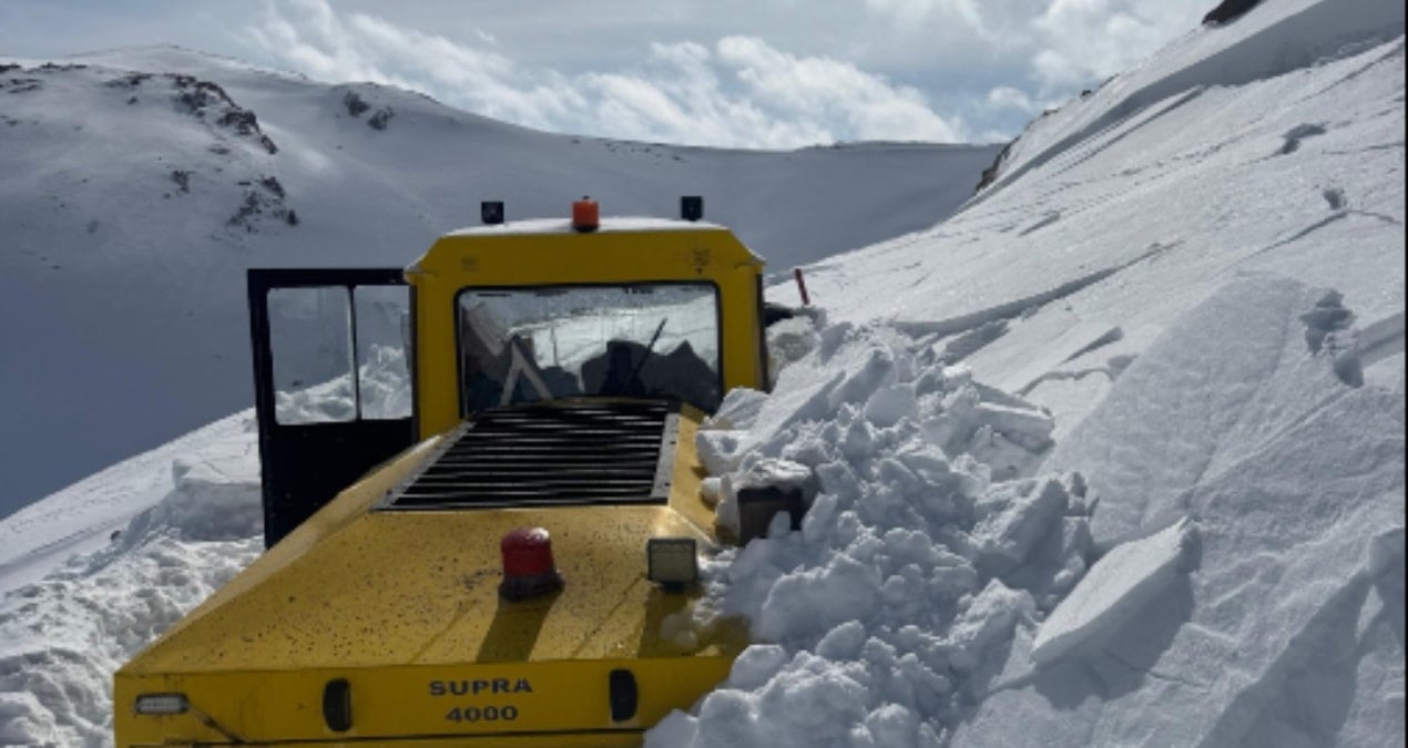 İş makinesinin üzerine çığ düştü! Operatörün hayatı böyle kurtuldu