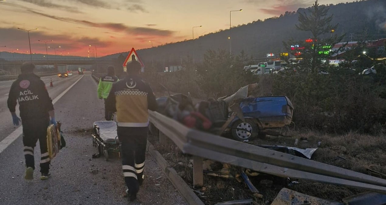 Bariyere çarpan otomobil hurdaya döndü: 2 ölü, 1 ağır yaralı