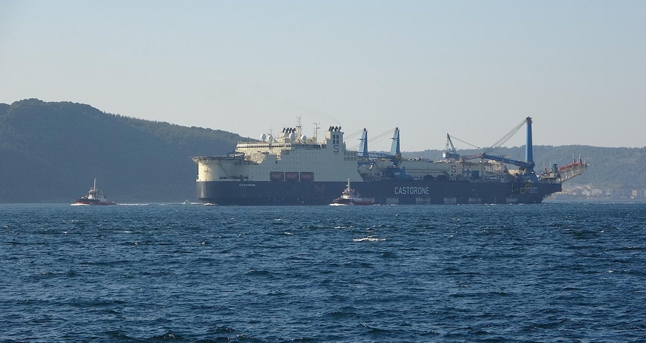 Dev boru döşeme gemisi Çanakkale Boğazı’ndan geçti