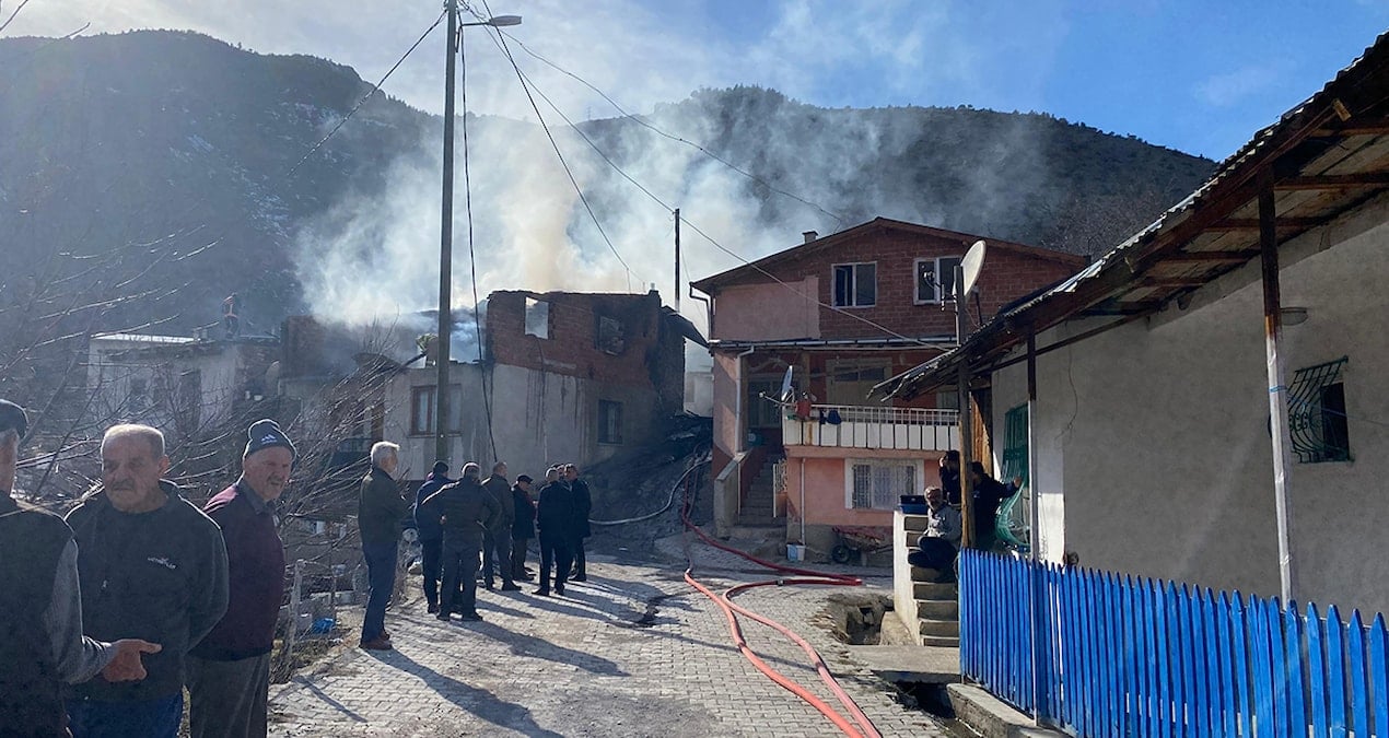 Gümüşhane’de anız ateşi evlere sıçradı