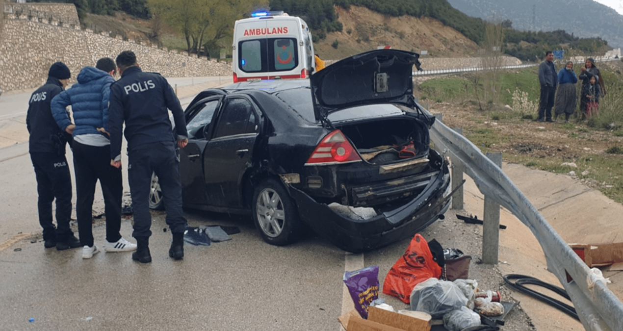 Kaza sonrası yaralı halde çevreye dağılan eşyalarını toplamaya çalıştı