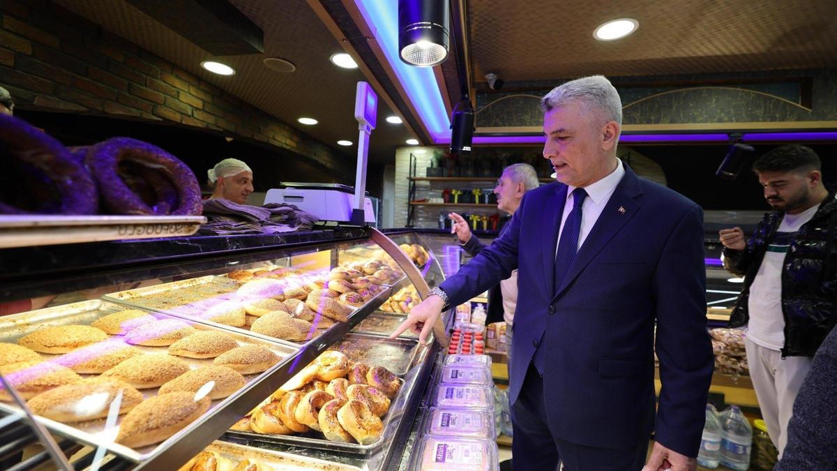 Ticaret Bakanı Bolat, “boykot” çağrılarına karşı esnafı ziyaret ederek alışveriş yaptı